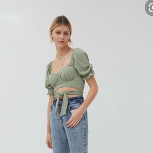 NWOT UO Annie wrap crop top green size M - Picture 2 of 4